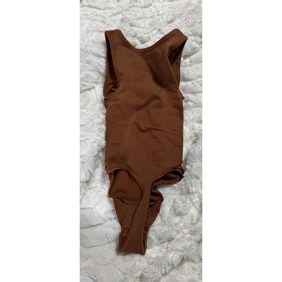 Skims Seamless Sculpt Scoop Neck Thong Bodysuit in Bronze XXS - Picture 6 of 6